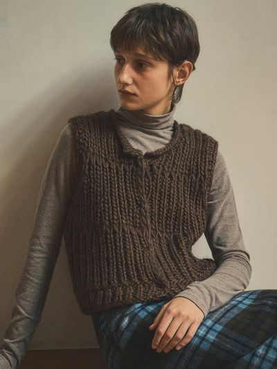 OUR NOSTALGIA Handmade crop knit vest_Brown