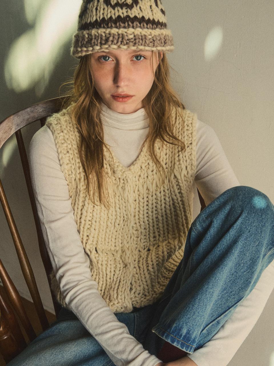 OUR NOSTALGIA Handmade crop knit vest_Light Beige