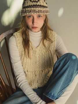 OUR NOSTALGIA Handmade crop knit vest_Light Beige