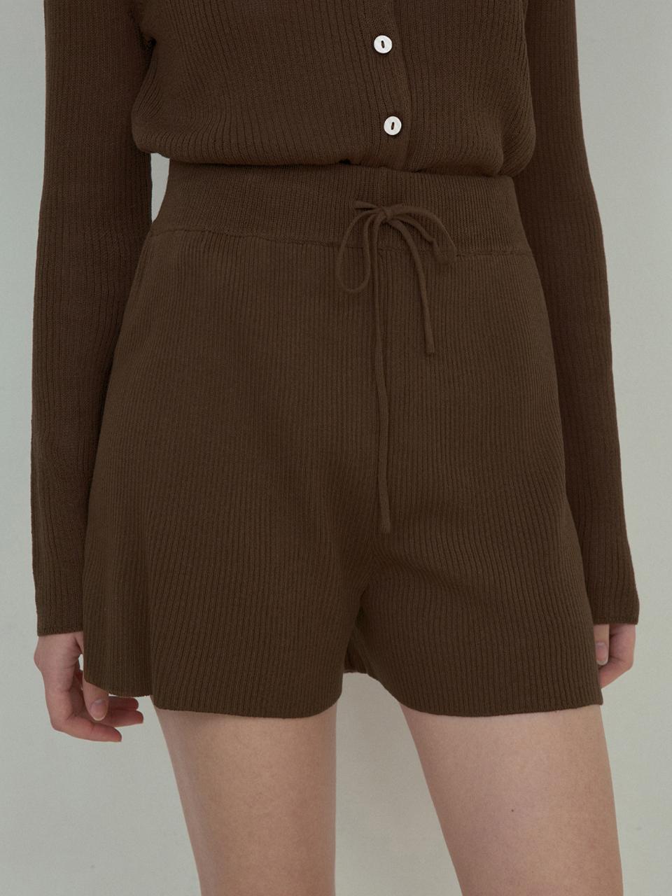 OUR NOSTALGIA Lush Basic Knit Setup Shorts [Brown] (OC25-KN10)