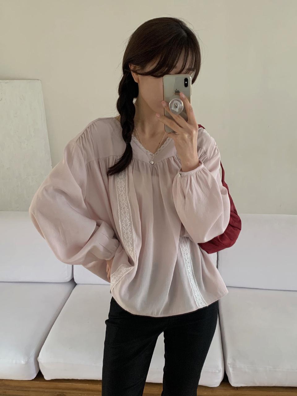 OUR NOSTALGIA Soft Shirring Lace Blouse_2Color(O25-TP02)