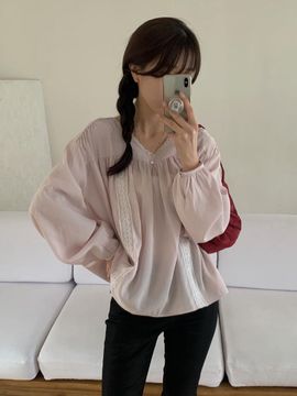 OUR NOSTALGIA Soft Shirring Lace Blouse_2Color(O25-TP02)