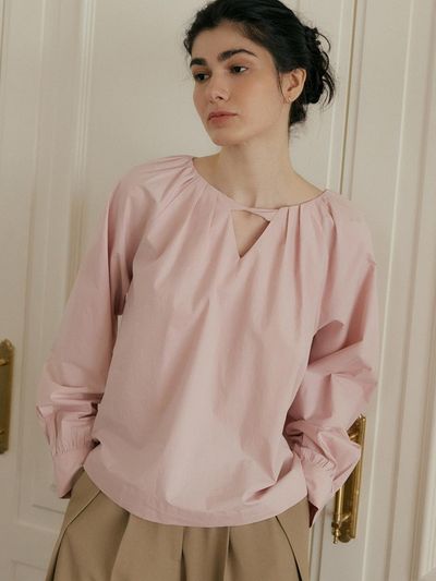 ourcomos comos 1080 Neck Twisted Shirred Volume Blouse