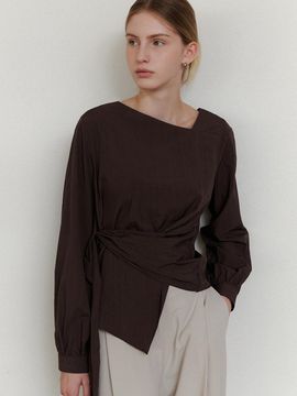 ourcomos comos 1214 unbalance wrap blouse (brown)