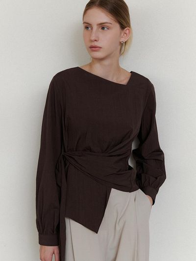 ourcomos comos 1214 unbalance wrap blouse (brown)