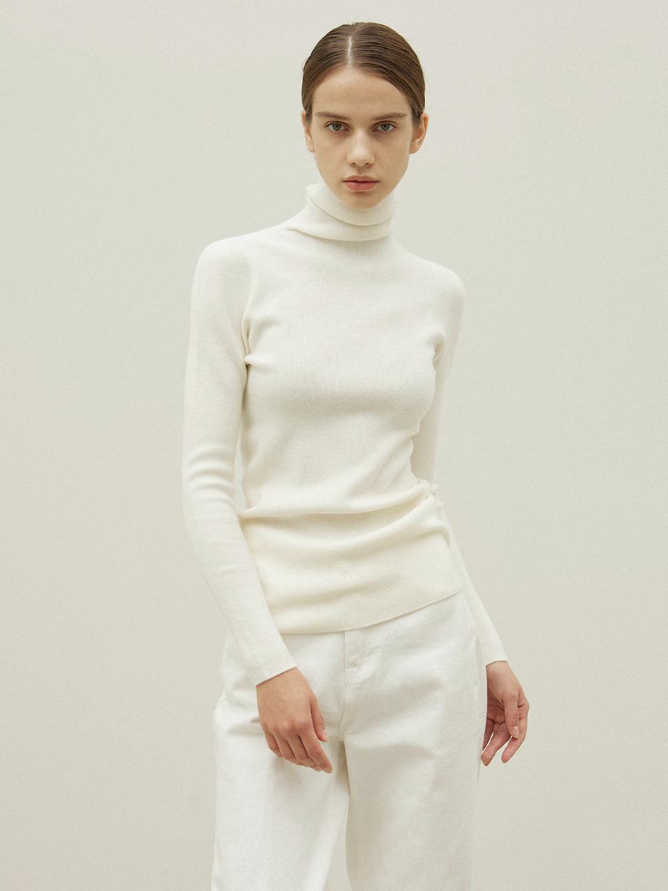 OVEOF Essential Soft Wool Turtleneck Top [Ivory]