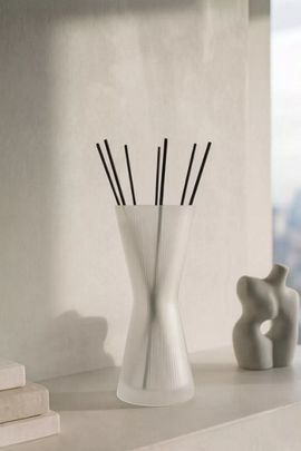 OZAIZ OZAIZ Aiz Fig & Flowers Reed Diffuser in White at Urban Outfitters