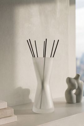 OZAIZ OZAIZ Aiz Oud & Bergamot Reed Diffuser in White at Urban Outfitters
