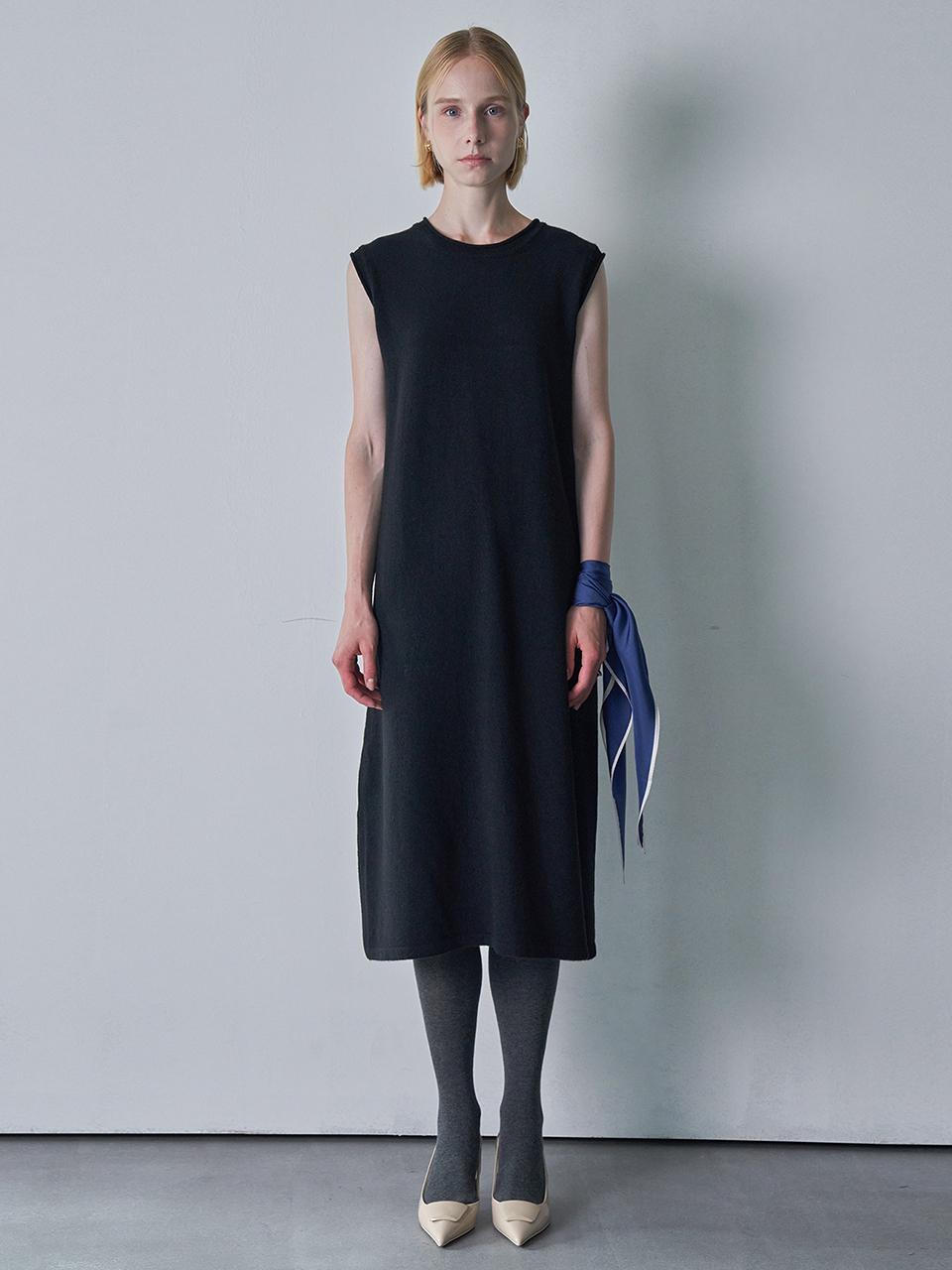 pelote Cashmere blended Sleeveless One piece (Black)