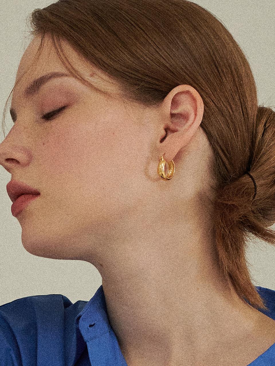 PICOMENT Square P Simple Hoop Earrings _ Gold