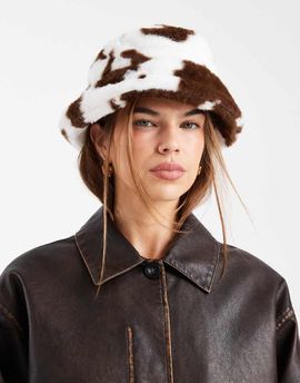 Pieces Pieces faux fur bucket hat in white cow print