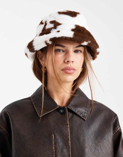 Pieces Pieces faux fur bucket hat in white cow print