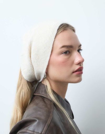 Pieces Pieces knitted tie bonnet in cream-Gray