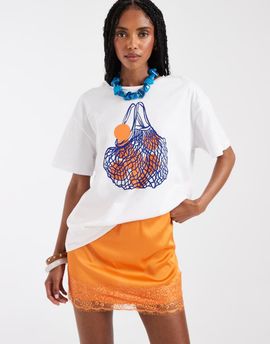 Pieces PIECES oversized shopping bag graphic T-shirt in white