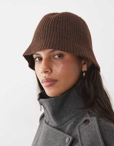 Pieces Pieces rib knitted bucket hat in chocolate brown