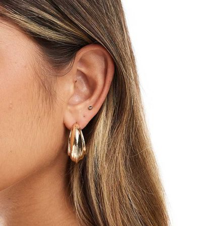 Pieces Pieces ridged chunky hoop earrings in gold