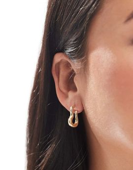 Pieces Pieces wavy molten hoop earrings in gold