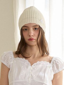PINK PINEAPPLE Daisy Motif Acrylic Beanie [Ivory]