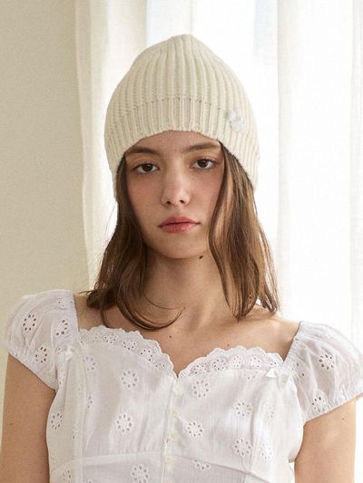 PINK PINEAPPLE Daisy Motif Acrylic Beanie [Ivory]