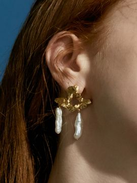 POPPI Romantic Wavy Pearl Earrings