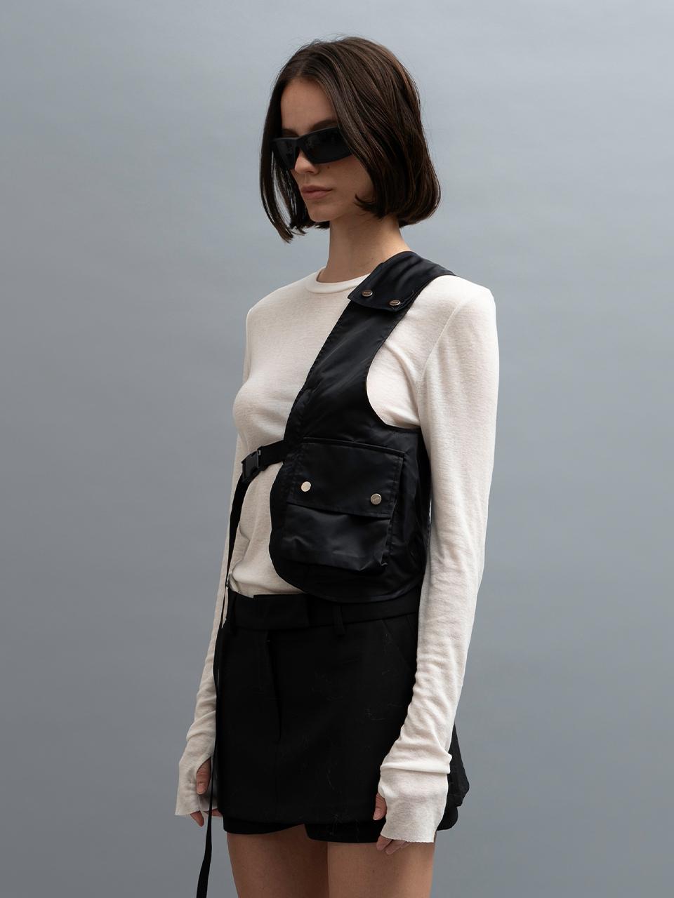 Porta ONE SHOULDER BUCKLE CARGO POCKET VEST, BLACK