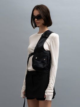 Porta ONE SHOULDER BUCKLE CARGO POCKET VEST, BLACK