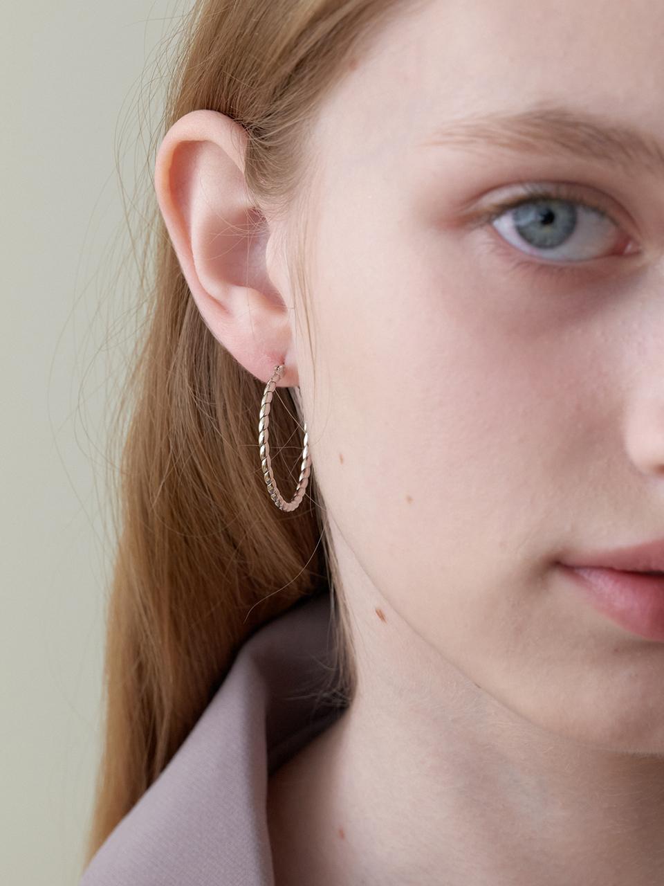 Primaute thin round earring