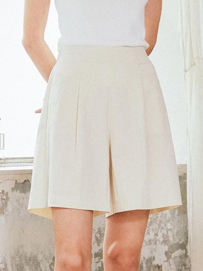 QUEEN STYLE Double Pleated Stretch Knee-Length Shorts [Light Beige]