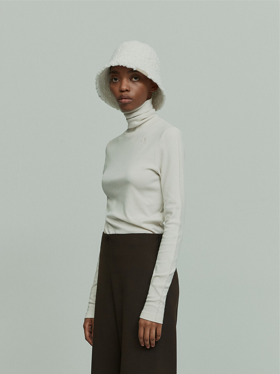 RE RHEE Logo Embroidered Turtle Neck Top
