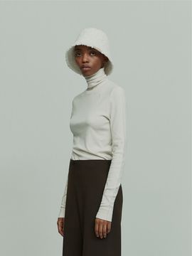 RE RHEE Logo Embroidered Turtle Neck Top