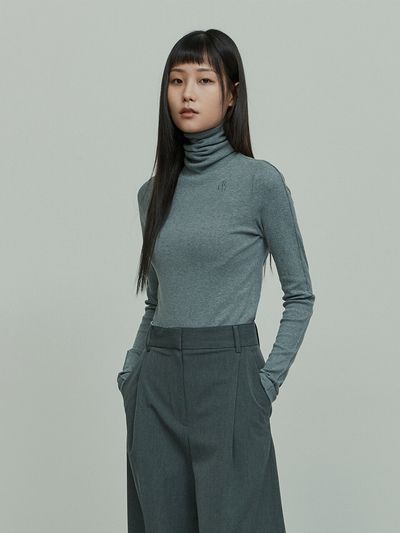 RE RHEE Logo Embroidered Turtle Neck Top (Gray)