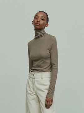 RE RHEE Logo Embroidered Turtle Neck Top (Mocha)
