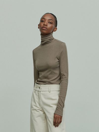 RE RHEE Logo Embroidered Turtle Neck Top (Mocha)