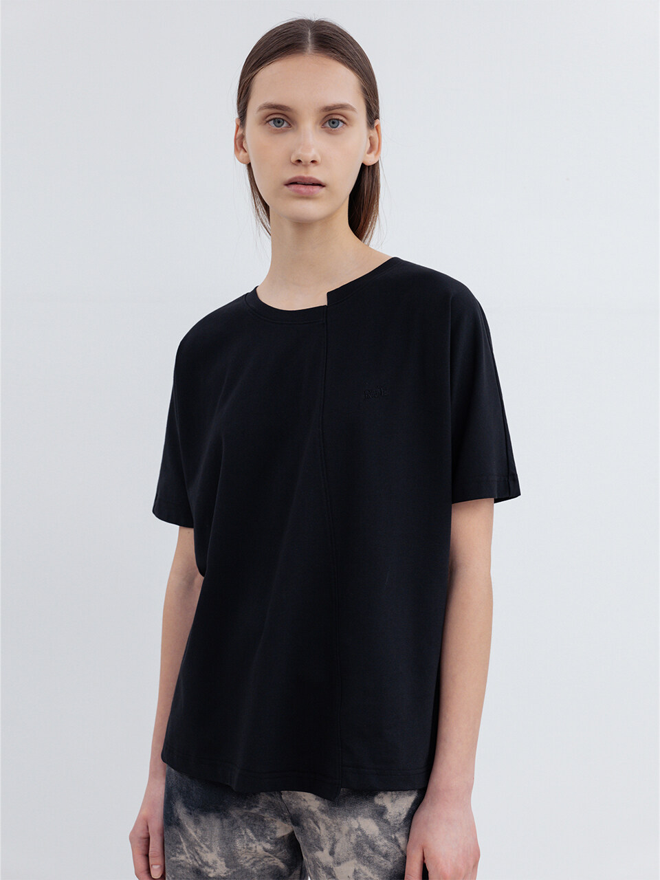 RE RHEE Logo Embroidery Unbalanced Cut Top (Black)