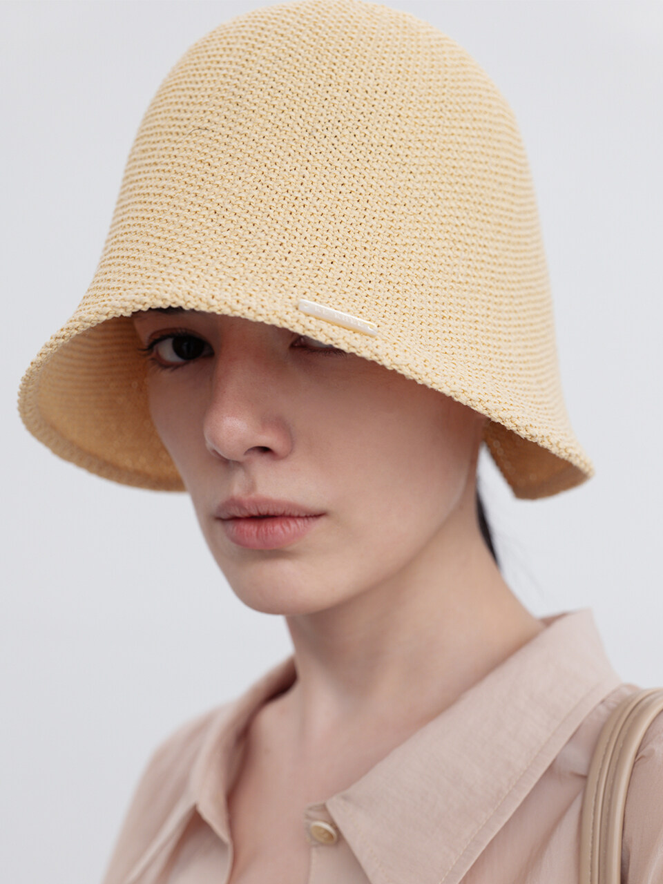 RE RHEE Rear Slit Cloche Hat (Beige)