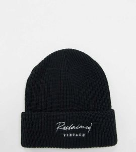 Reclaimed Vintage Reclaimed Vintage inspired unisex logo beanie hat in black