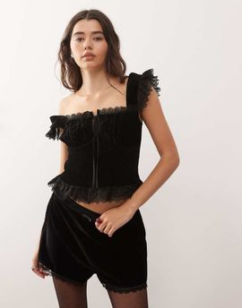 Reclaimed Vintage Reclaimed Vintage mini velvet shorts in black-Red