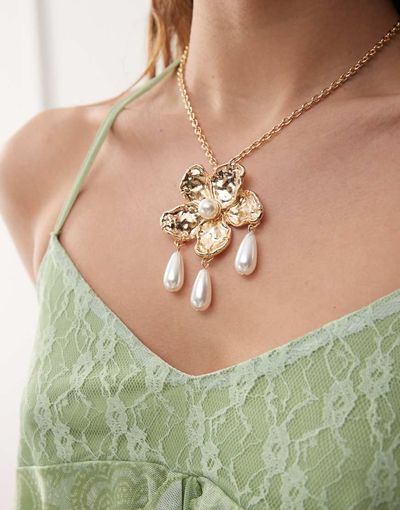 Reclaimed Vintage Reclaimed Vintage necklace with flower and pearls in gold