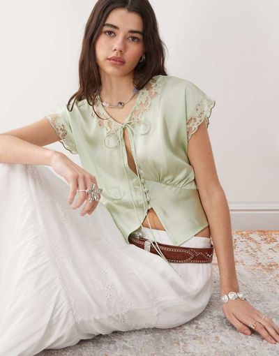 Reclaimed Vintage Reclaimed Vintage tea top with keyhole and lace inserts in green