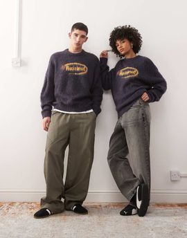 Reclaimed Vintage Reclaimed Vintage Unisex boxy crew neck brushed knit sweater with logo in navy
