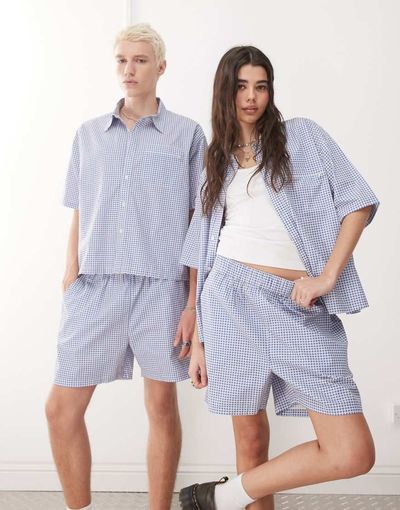 Reclaimed Vintage Reclaimed Vintage Unisex boxy pull on shorts in blue and white gingham-Multi