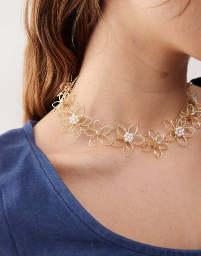 Reclaimed Vintage Reclaimed Vintage wire flower necklace in gold