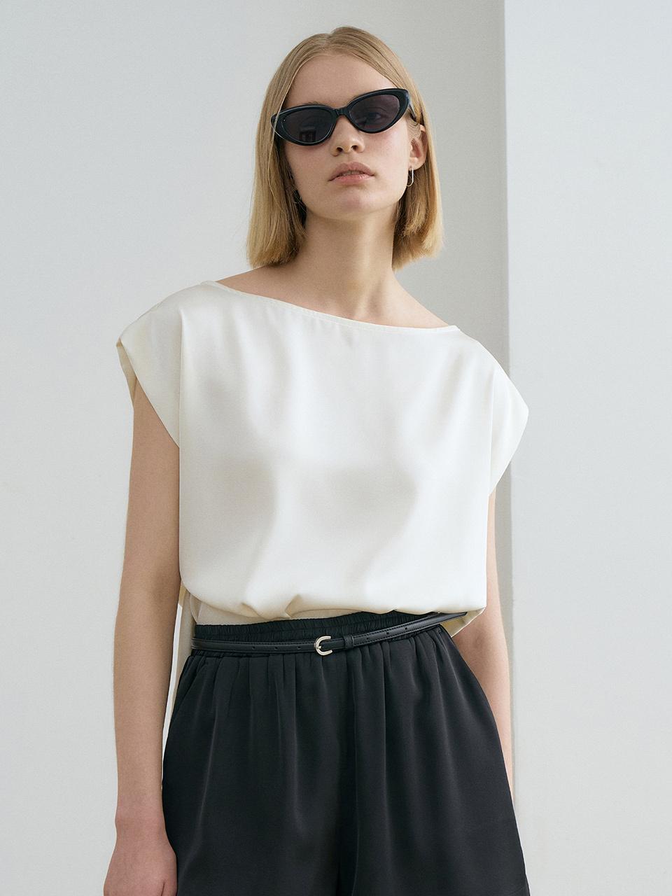 RENEJ Boatneck Slit Button Blouse