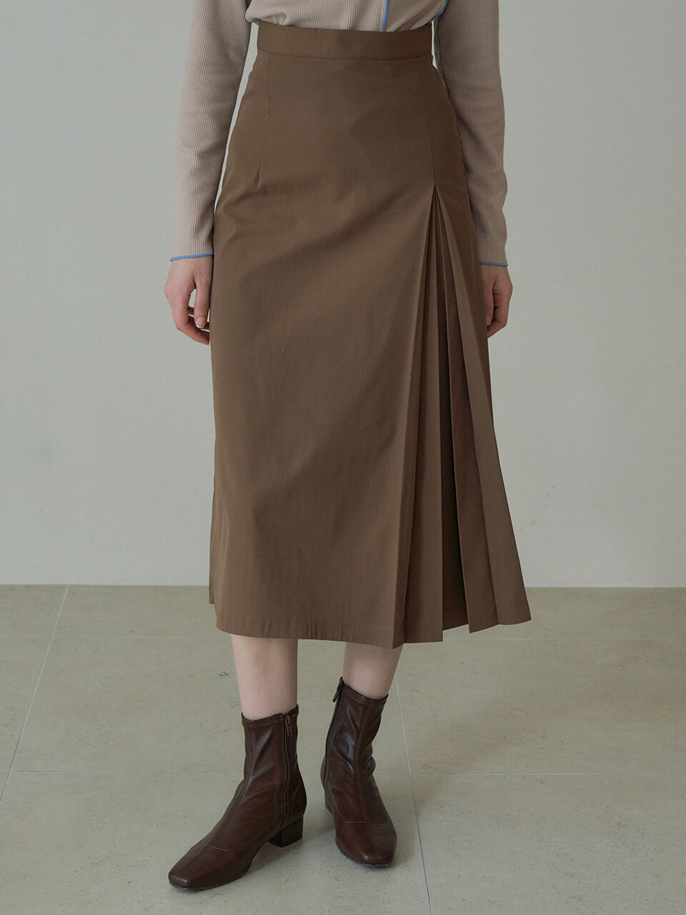 REORG DRO One-Side Pleats Midi-Skirt _ Camel
