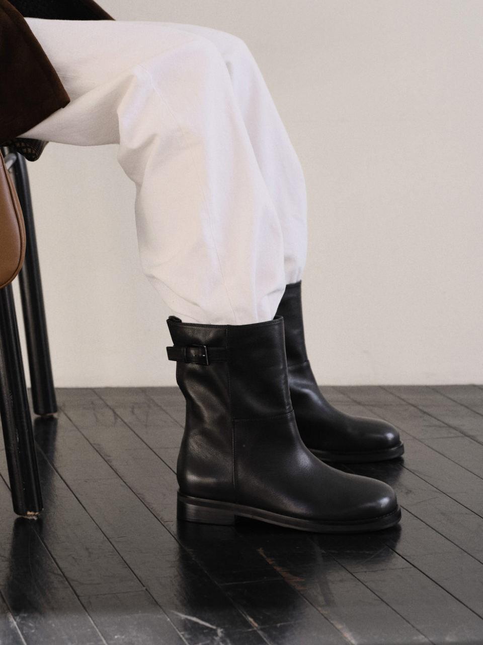 ROH SEOUL Buckled ankle boots Black