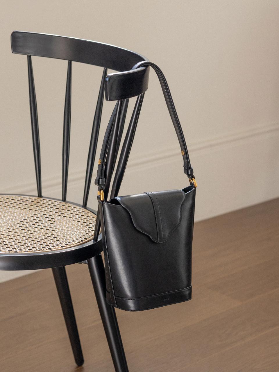 RUHOUR Wavy Flap Bucket Bag [Black]