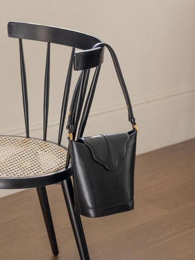 RUHOUR Wavy Flap Bucket Bag [Black]
