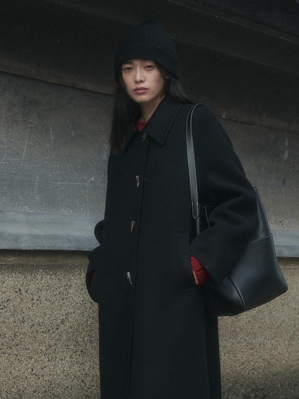 SAGEMENT Stitch Leather Spacious Bucket Bag [Black]