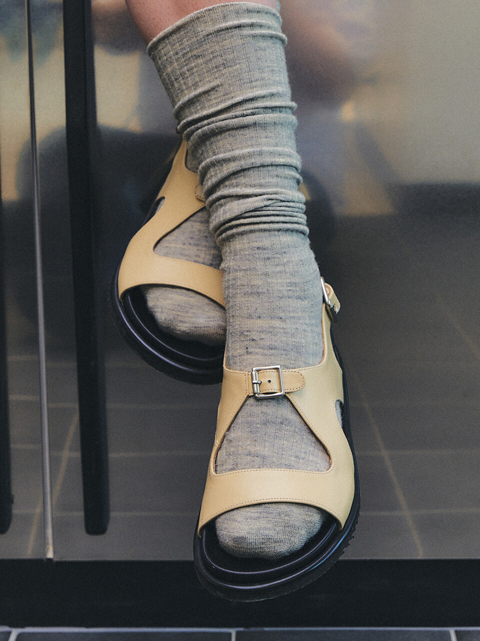 SALONDEJU Triangle Mold Sandals (2 Colors)
