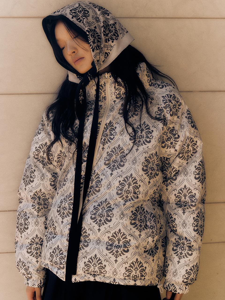 SALTY PEBBLE Damask Pattern Reversible Down Jumper [BLACK]
